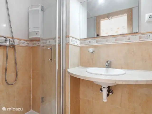 Badkamer ensuite van slaapkamer 2
voorzien van douche, wc en lavabo